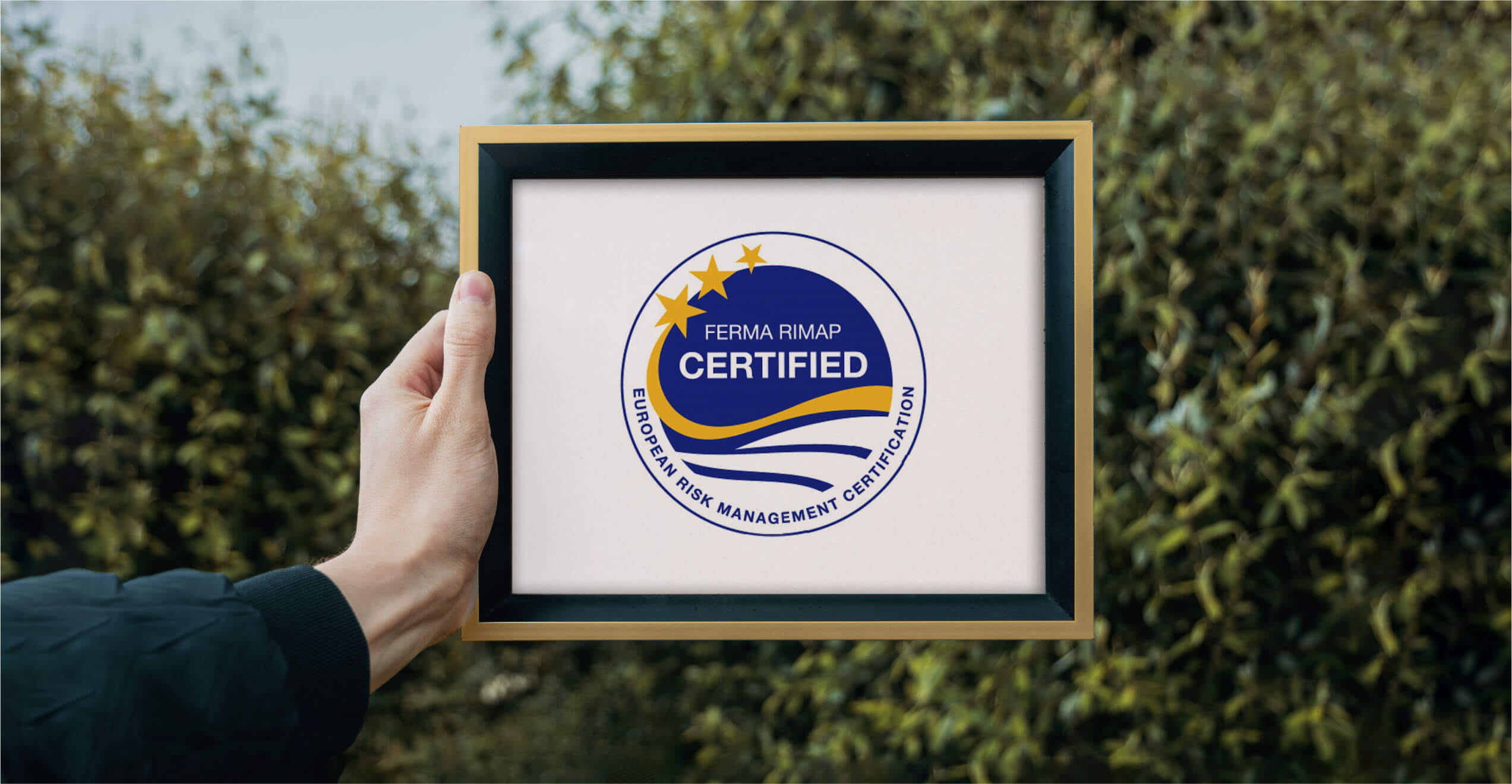 Certificazione Ferma Rimap in Europa incorniciata tenuta in mano